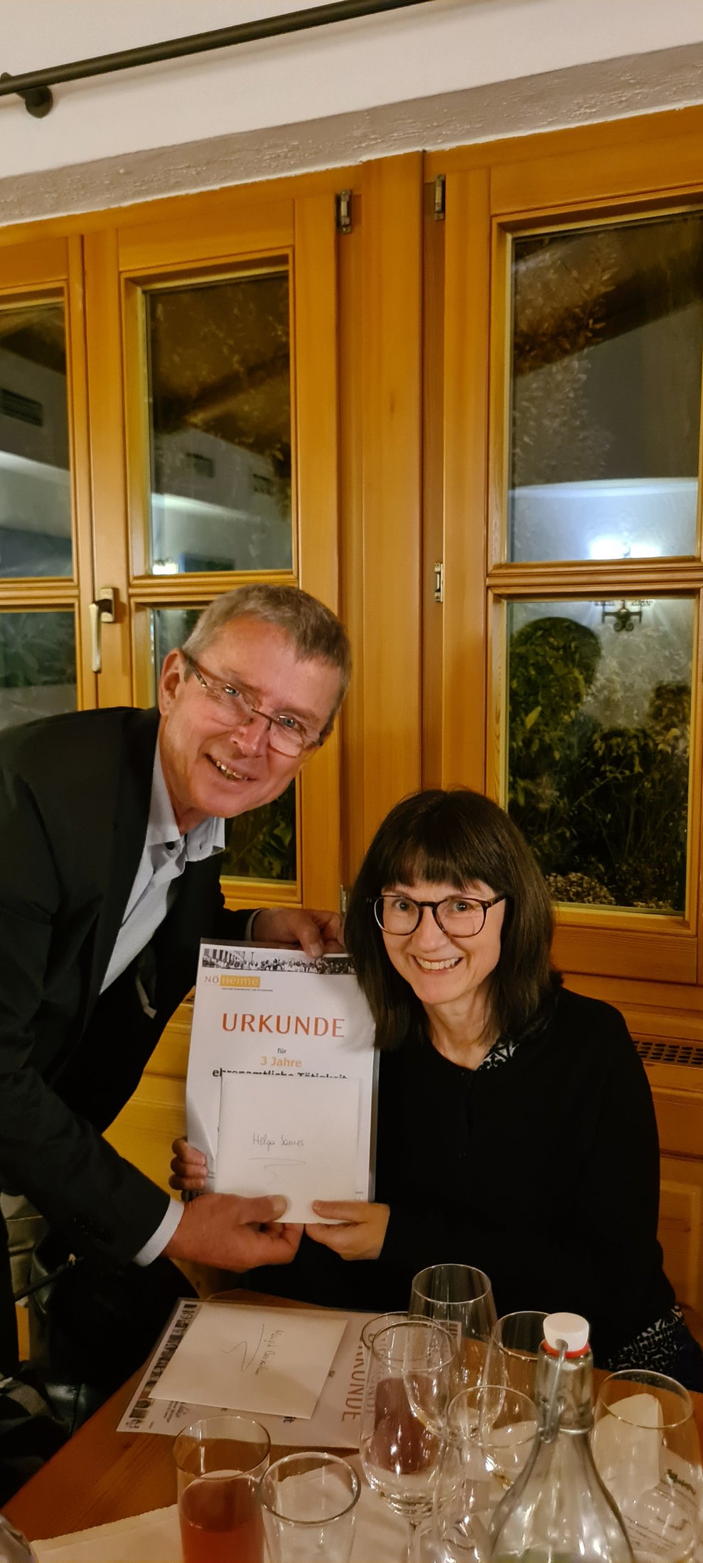 Ehrenamtliche Mitarbeiterin Helga bekam eine Urkunde für 3 Jahre.