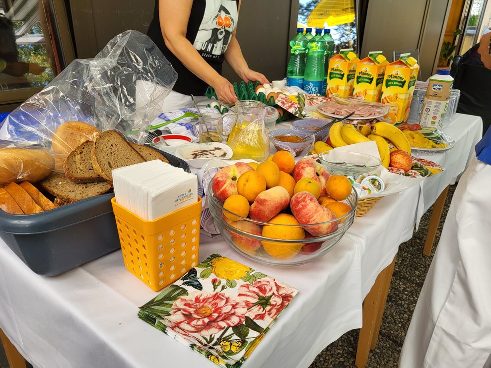 Das reichhaltige Buffet mit Obst, Gemüse, verschiedenen Säften, Wurst und Käse Platte. 
