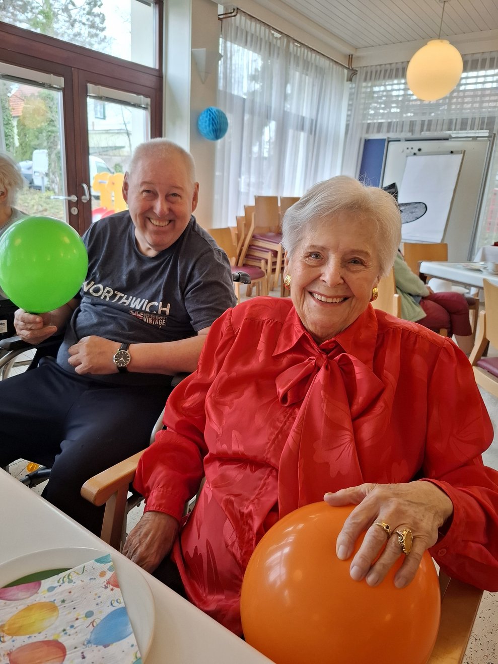 Die bunten Luftballons luden zum spielen und rumalbern ein.