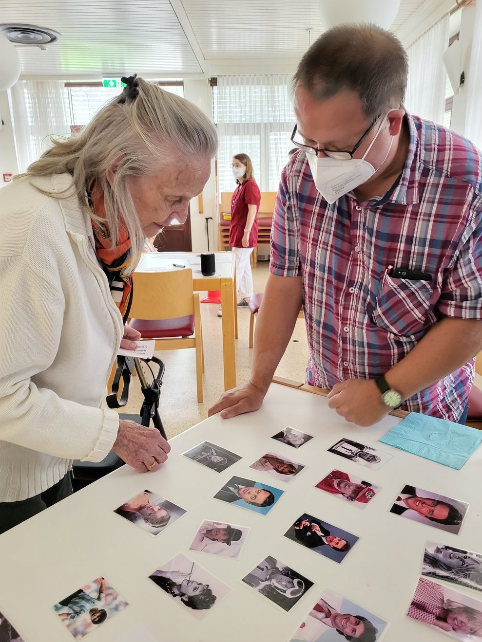 Frau L. beim erraten der Berühmtheiten.