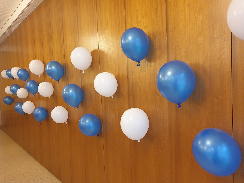 Blaue und weiße Luftballons.