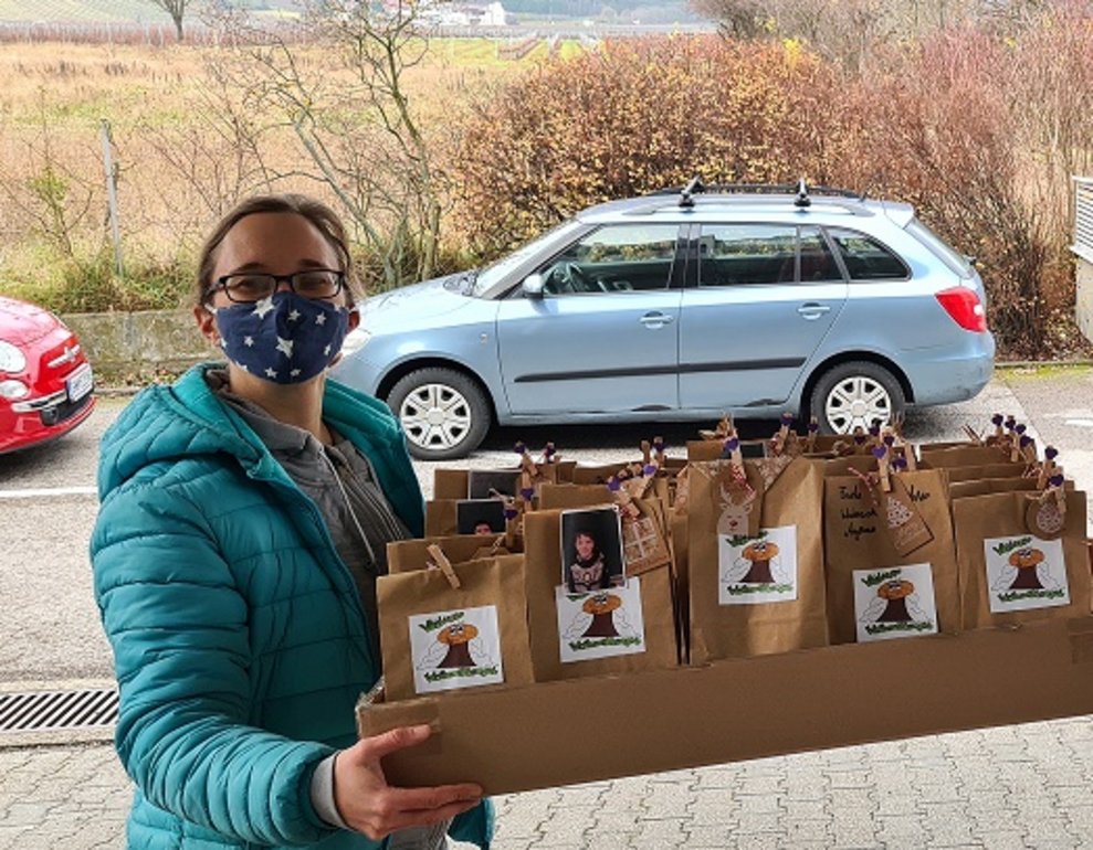 Eine Frau hält viele Weihnachtssackerl.