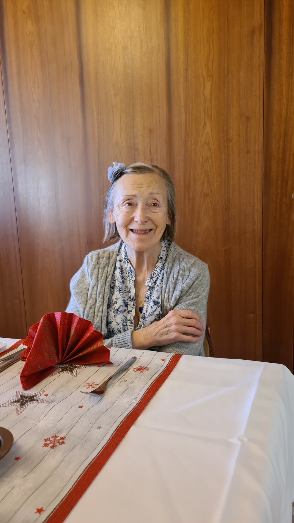 Fr. S. freut sich auf das besondere Mittagessen.