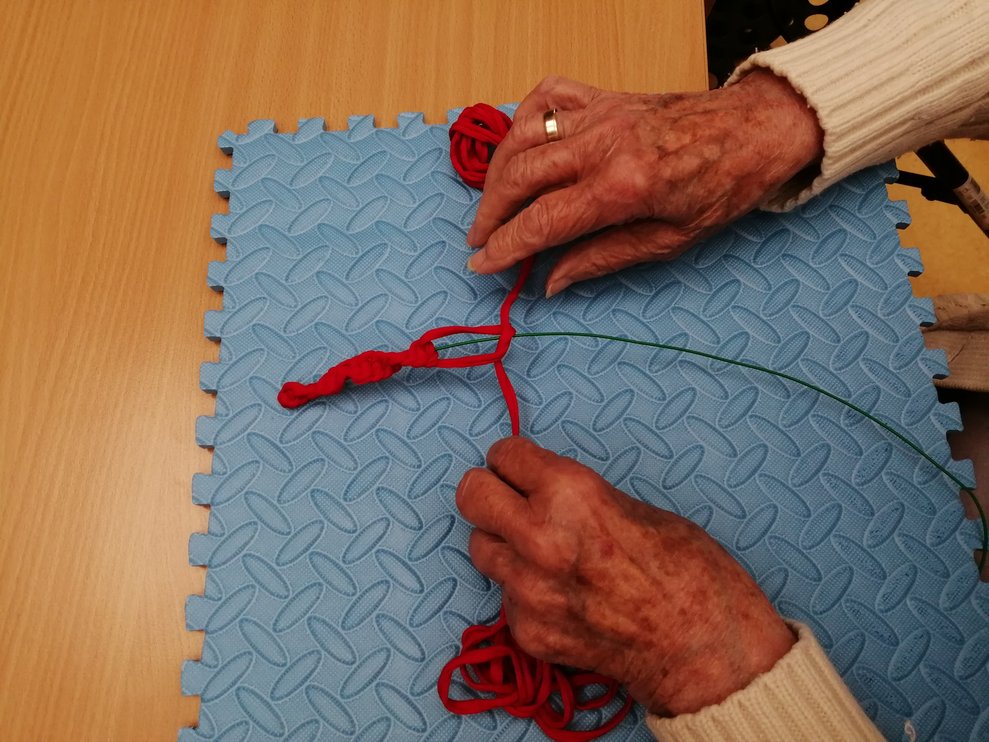 Mit einer leichten Knotentechnik knüpften die BewohnerInnen ein Herz nach dem anderen. 