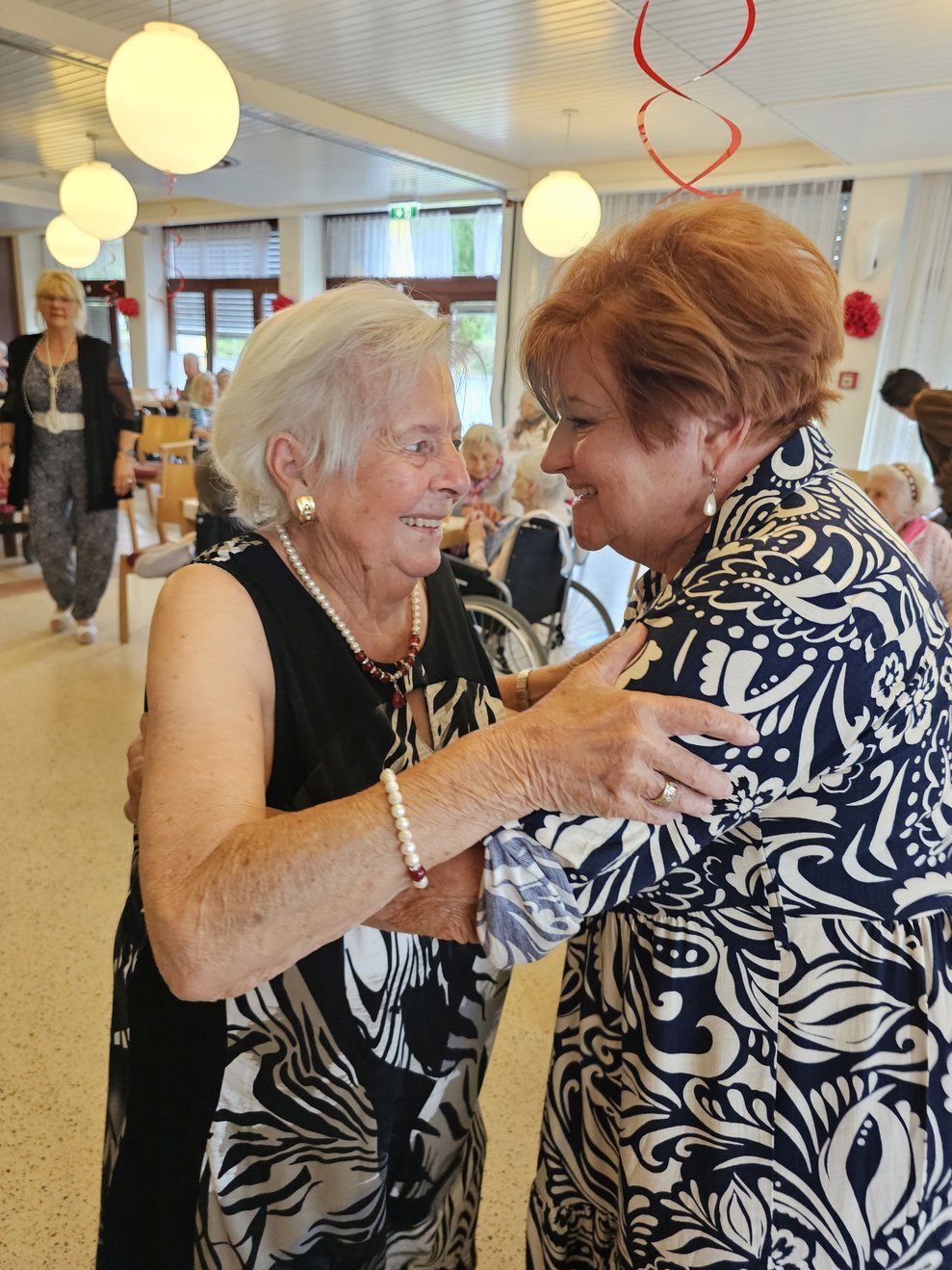 Frau Wiesler mit ehrenamtlicher Mitarbeiterin Inge beim Tanzen.