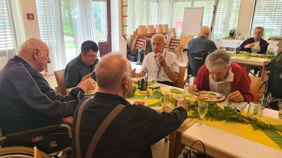 Gemütliches Beisammensein der Bewohner bei der Vatertagsjause.