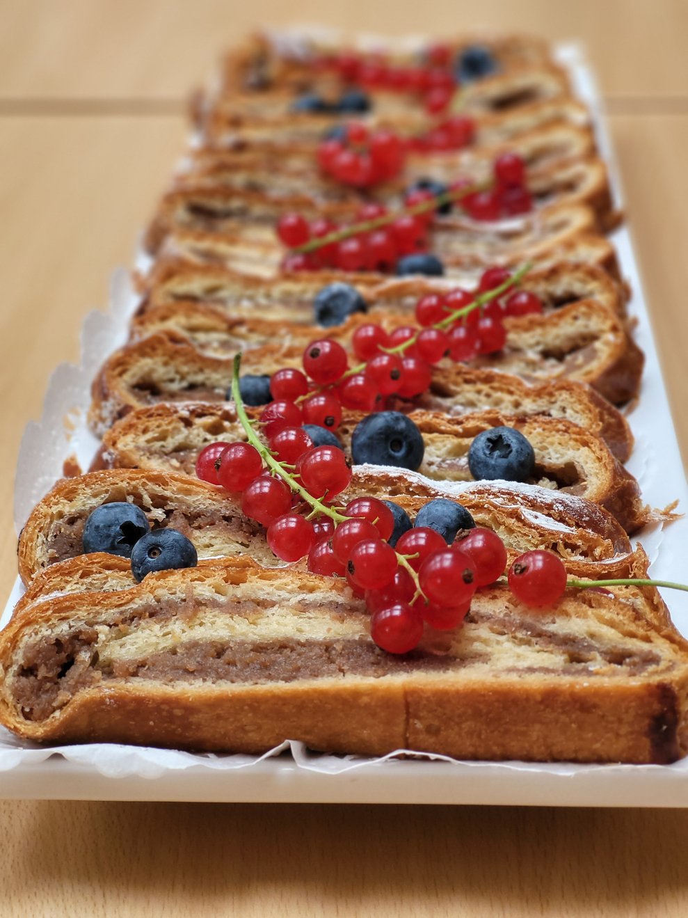 Von der Küche wurden wir mit einem selbstgebackenen Nussstrudel verköstigt, dazu gab es einen Nespresso Kaffee.