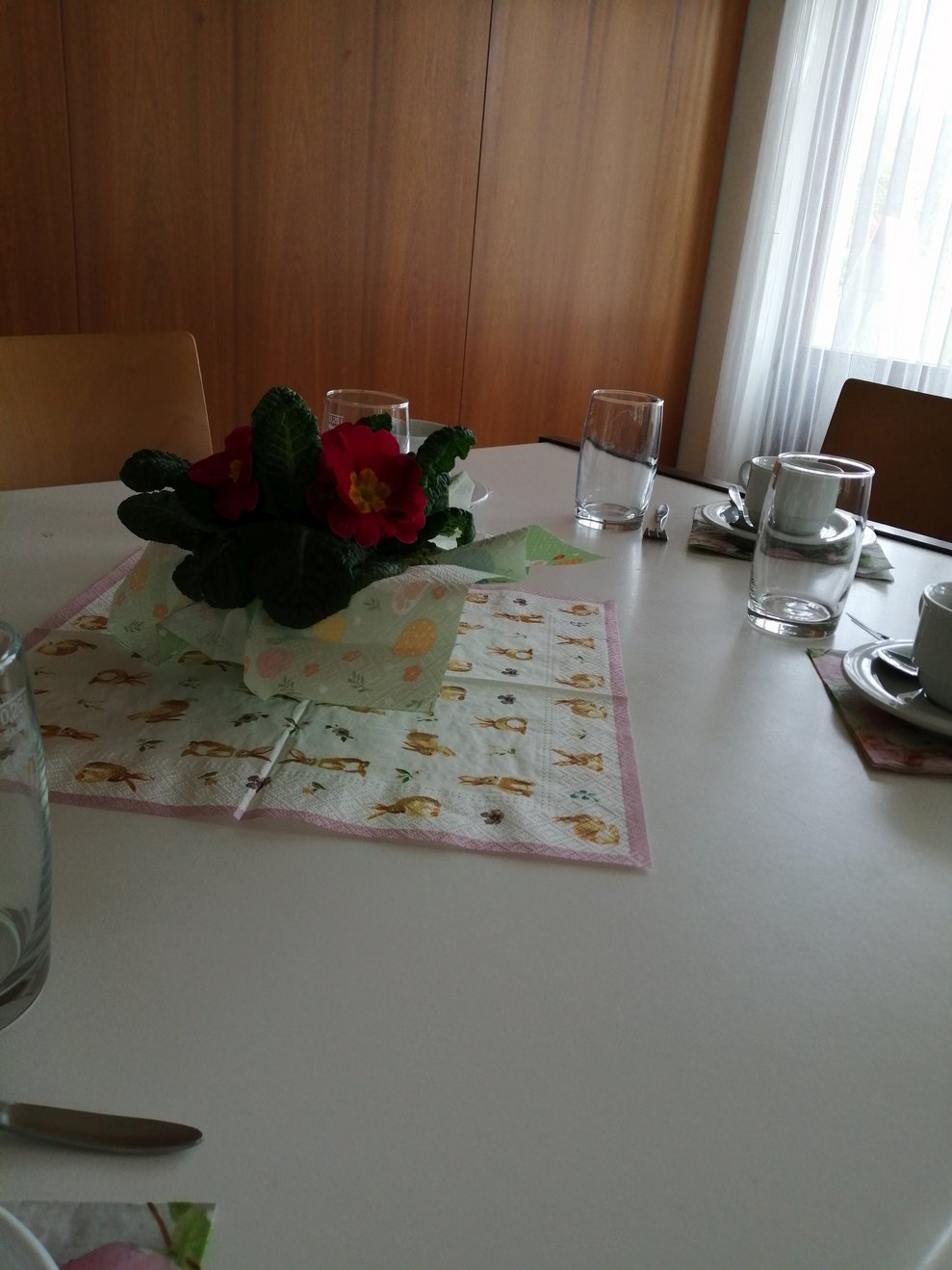 Tischdekoration, Stiefmütterchen die sich die Bewohnerinnen und Bewohner mitnehmen konnten.