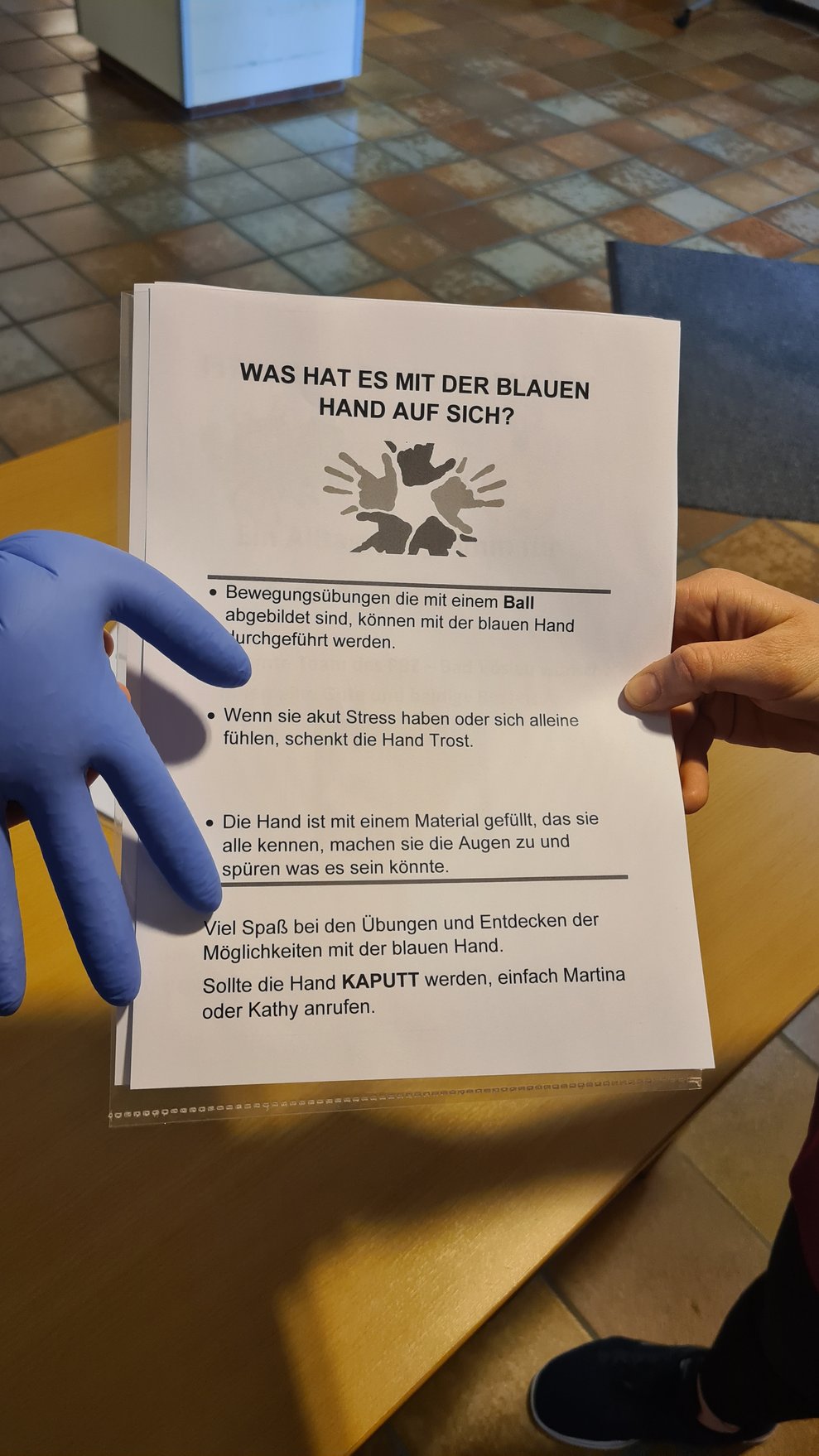Selbstverständlich haben wir auch eine Anleitung zu unserer selbstgemachten Therapiehand in den Folder dazu gelegt.