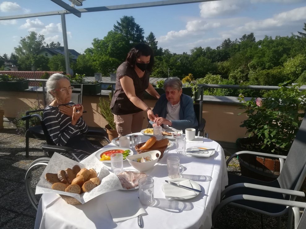 Auf der Dachterrasse bei herrlichem Wetter und mit schöner Aussicht.