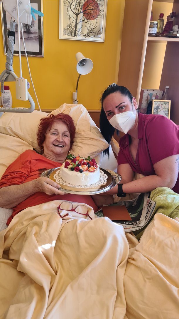 Frau S. bekam zu ihrem 80er eine fruchtige Geburtstagstorte vom Haus überreicht. 