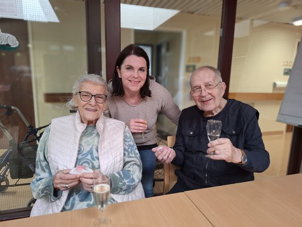 v.l.n.r.: Andriane Krötlinger, Pflegedirektorin Michaela Weichhart und Hanns Krötlinger v.l.n.r.: Andriane Krötlinger, Pflegedirektorin Michaela Weichhart und Hanns Krötlinger