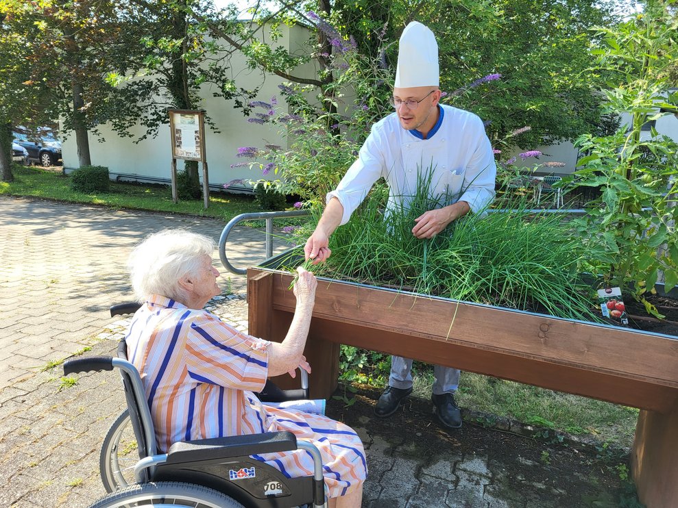 Küchenleiter Klemens und die BewohnerInnen tauschten sich über die verschiedenen Pflanzen in unserem Therapiegarten aus.