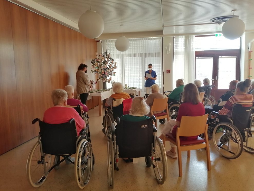DGKP Anneliese Plank und Ehrenamt Managerin Martina trugen zwei Gedichte vor, die zu Tränen rührten. 