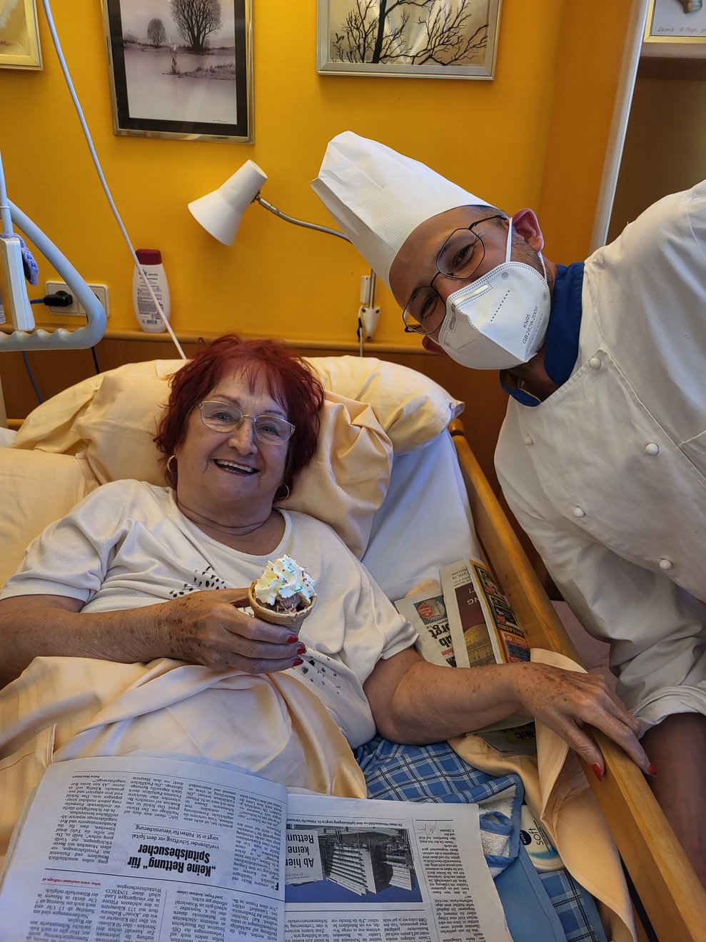 Küchenleiter Klemens brachte zu Abkühlung jeder Bewohnerin und jedem Bewohner einen Eisbecher.