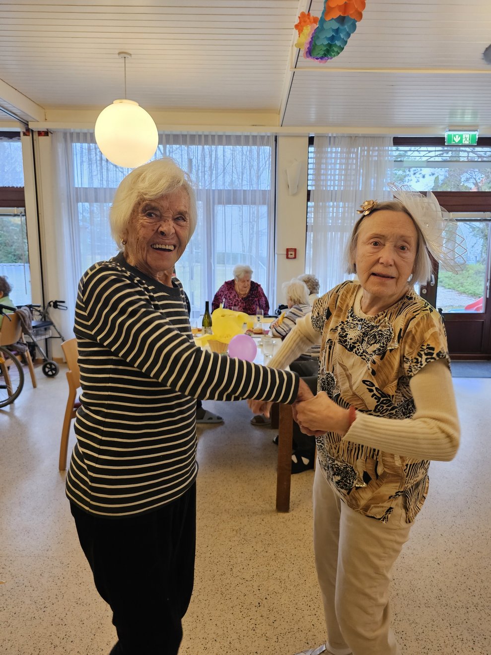 Frau S. (rechts im Bild) begrüßte die neue Bewohnerin Frau S. im PBZ Bad Vöslau und nahm sie zum Faschingsfest mit. 