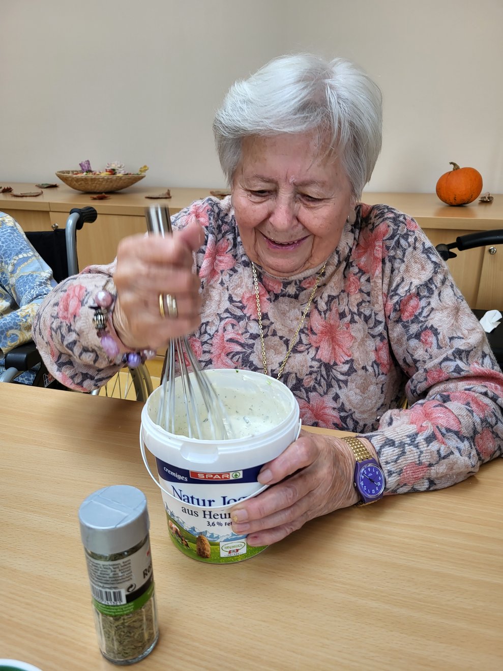 Die Schnittlauch-Knoblauchsoße wird gewürzt und abgeschmeckt.