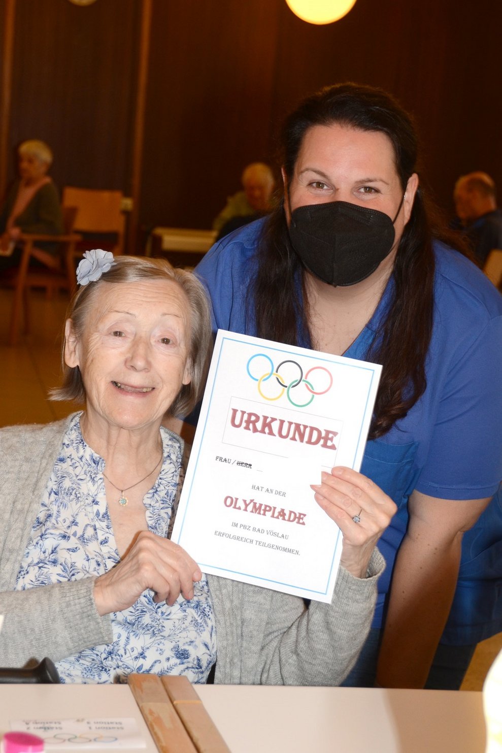 Frau S. hält Stolz ihre Urkunde in den Händen.