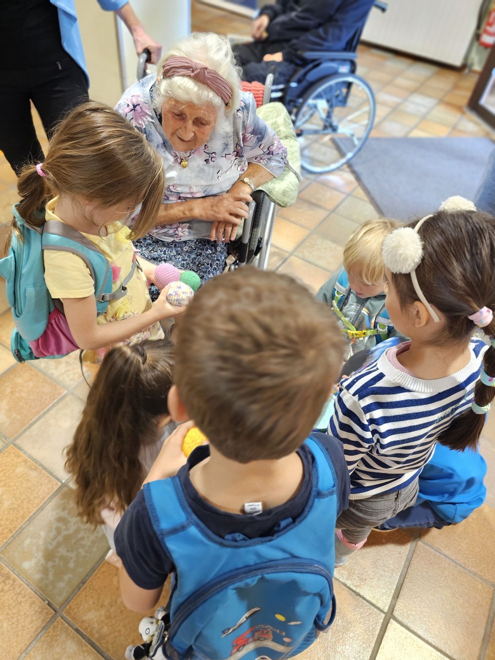 Die Kindergarten Kinder freuten sich sehr über die vielen bunten Bälle.