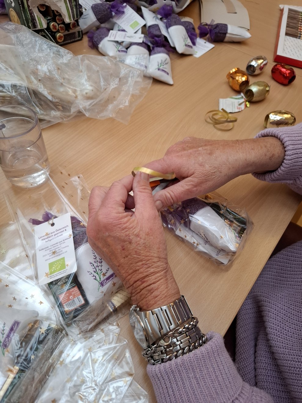 Liebevoll wurden die Geschenke für die Bewohnerinnen von den ehrenamtlichen Mitarbeiterinnen eingepackt.