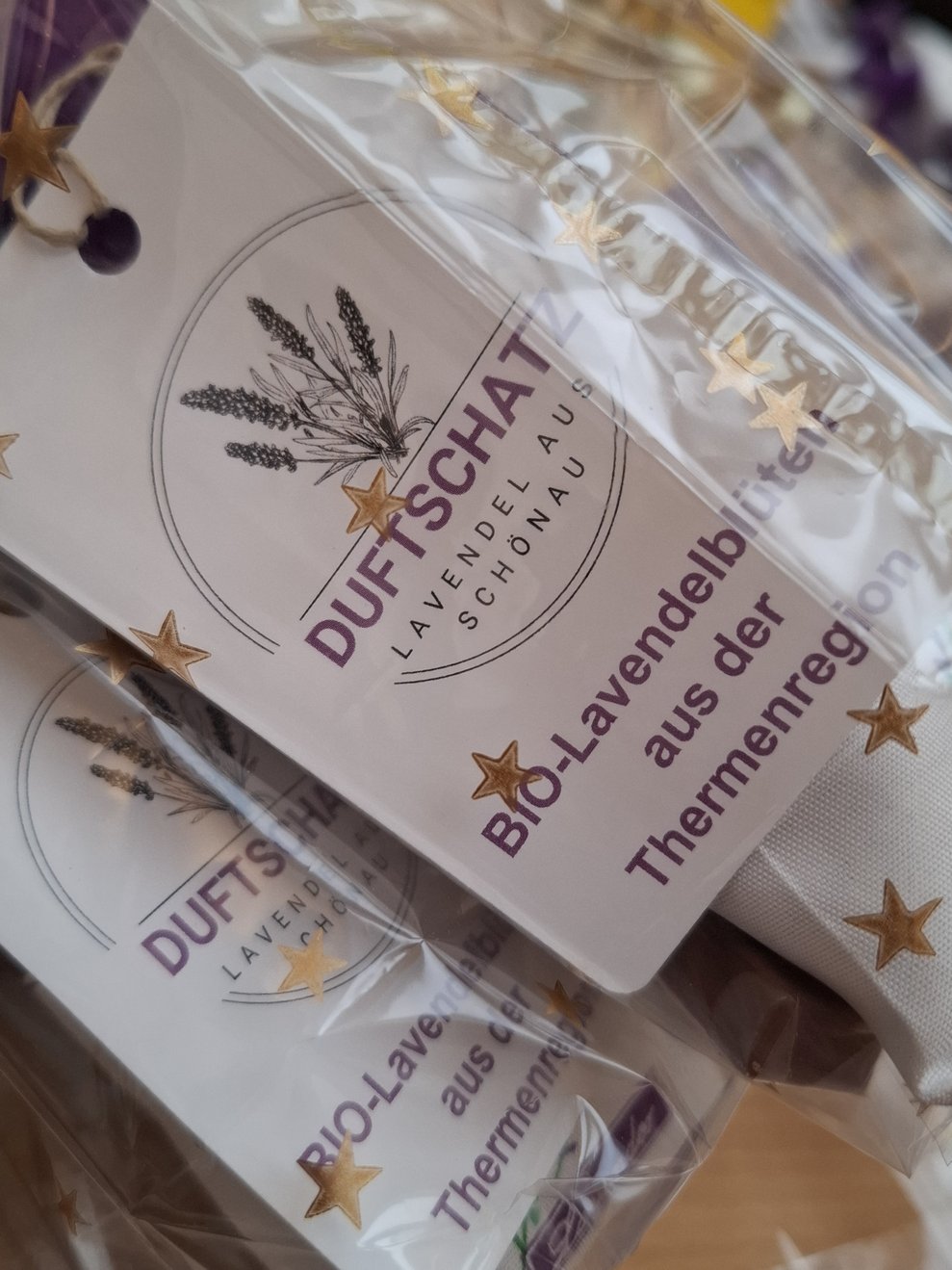 Jede Bewohnerin und jeder Bewohner bekam ein Sackerl mit einem Lavendelsackerl, einen Kräuterlikör und einer Schokolade.