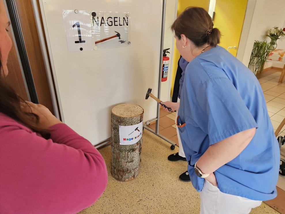 Bei der Station "Nageln" wurde nicht nur Kraft getestet sondern auch die Zielgenauigkeit. 