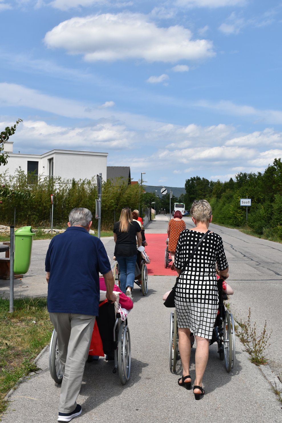 Auf geht es nach Sooß zum Heurigen.