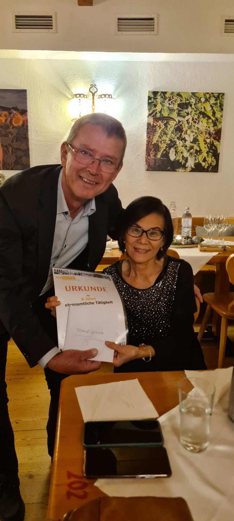 Ehrenamtliche Mitarbeiterin Niramol bekam eine Urkunde für 8 Jahre ehrenamtliche Mitarbeit.