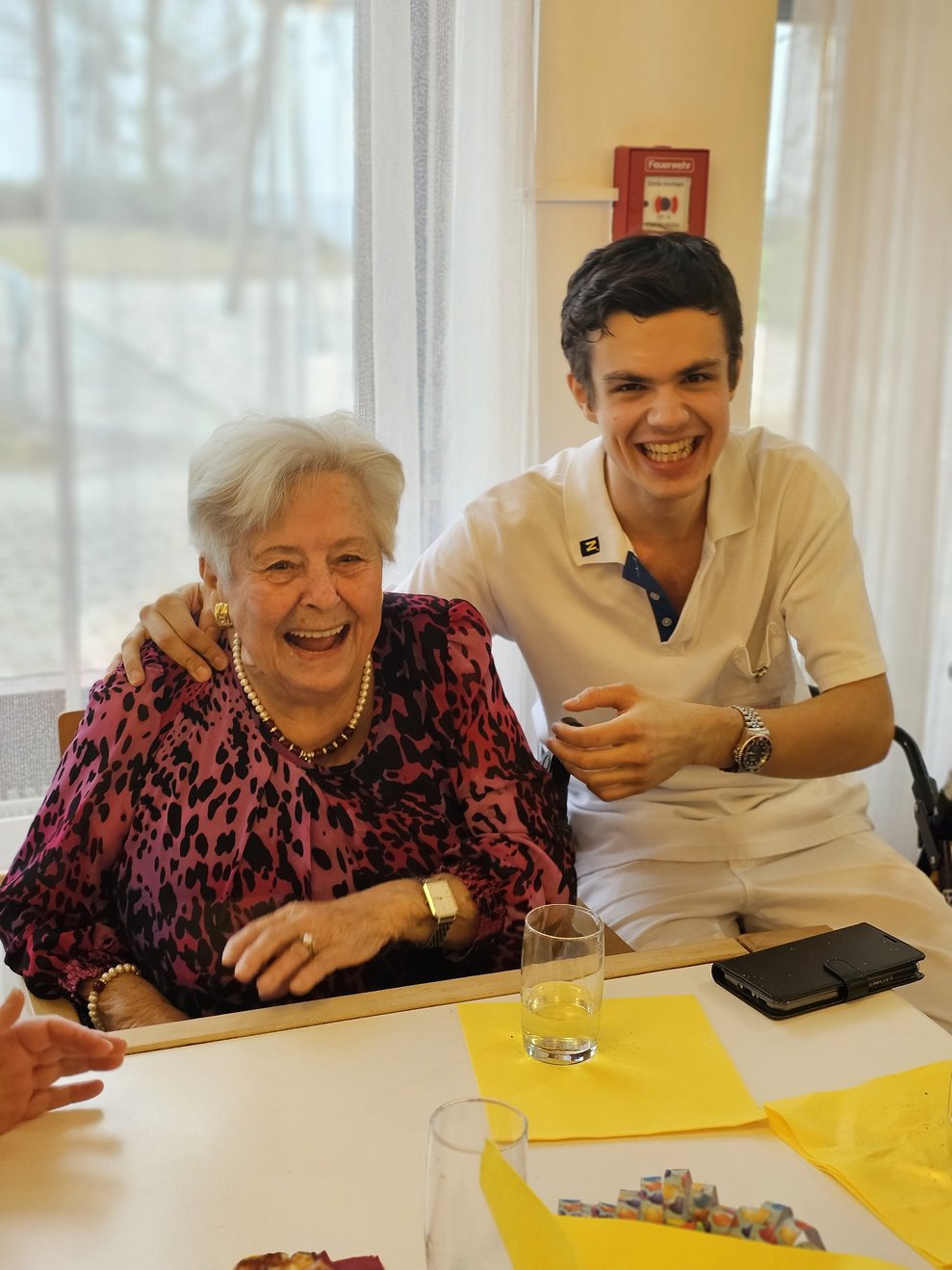 Zivi Michael mit Bewohnerin Frau W. bei ausgelassener Stimmung.
