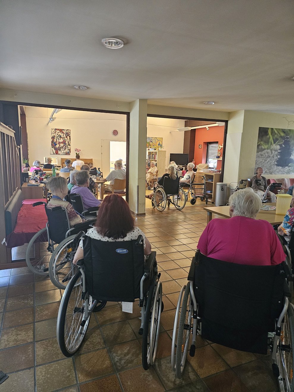 Die melodischen Klänge des Pianos hallen durchs Haus. 