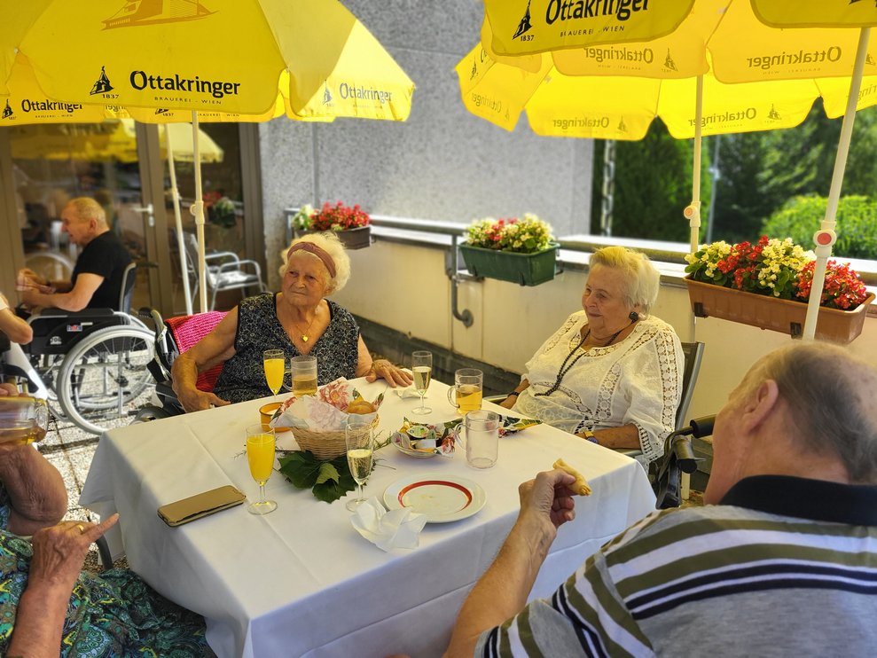 Mit der Markise und den Sonnenschirm sorgte das Pflege-Team für genügen Schatten. 