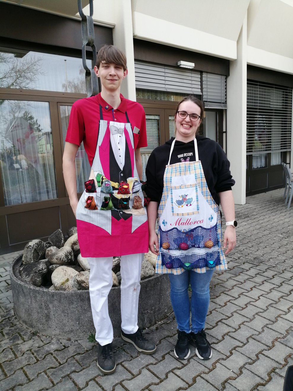 Ergotherapeutin Selina und FSJ Julian hatten zu gegebenen Anlass besondere Osterschürzen an. 