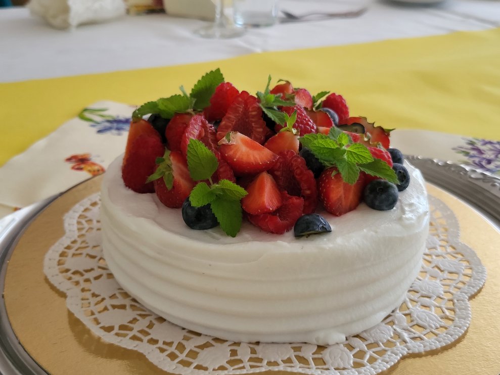 erfrischende Geburtstagstorte mit frischen Früchten