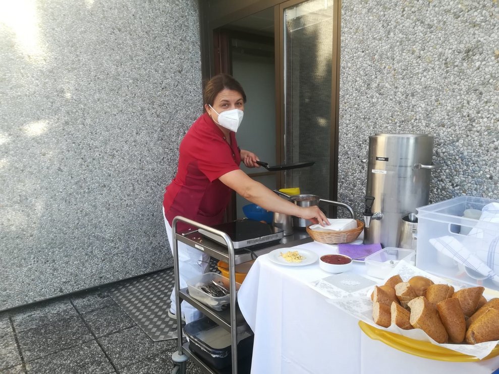 Heimhelferin Ivanka richtet alles für die Palatschinken her.