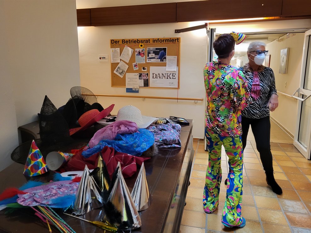 Das Outfit-Beratungsteam des Ehrenamts stand für die Bewohnerinnen und Bewohner bereit um beim Verkleiden zu unterstützen.