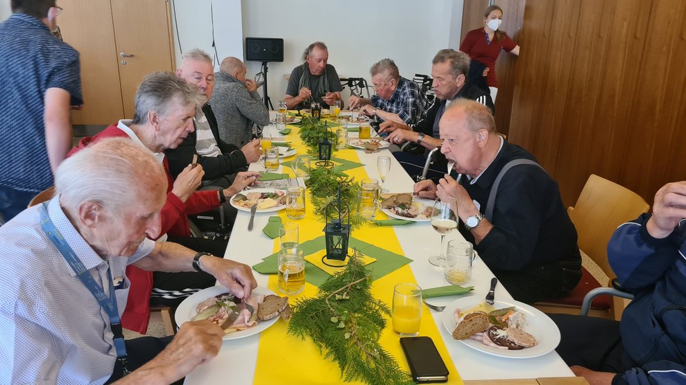 Gemütliches Beisammensein der Bewohner bei der Vatertagsjause.
