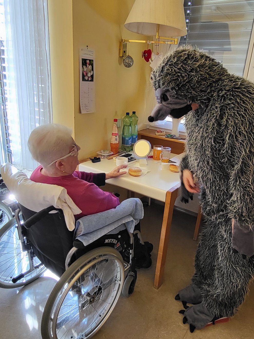 Der böse Wolf war gar nicht so böse, er brachte Sekt und Krapfen vorbei.