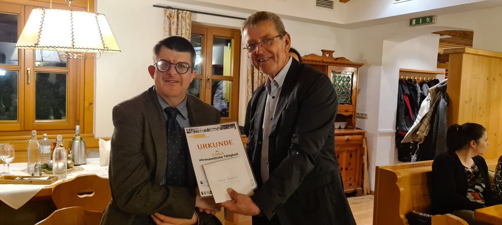 Hauptamtlicher und ehrenamtlicher Mitarbeiter Dominik bekam eine Urkunde für 3 Jahre ehrenamtliche Arbeit.