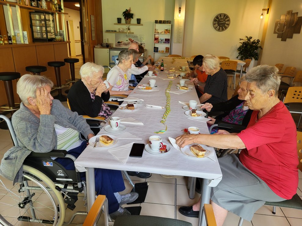 Die BewohnerInnen werden in ihrem Geburtsmonat vom Haus ins Kaffeehaus eingeladen.