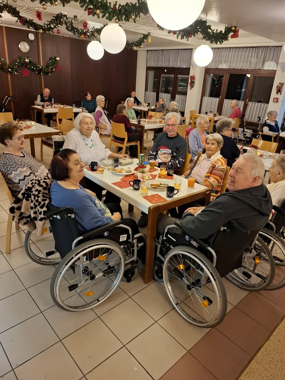 Die Bewohnerinnen und Bewohner sind schon aufgeregt und warten auf die Perchtengruppe. 