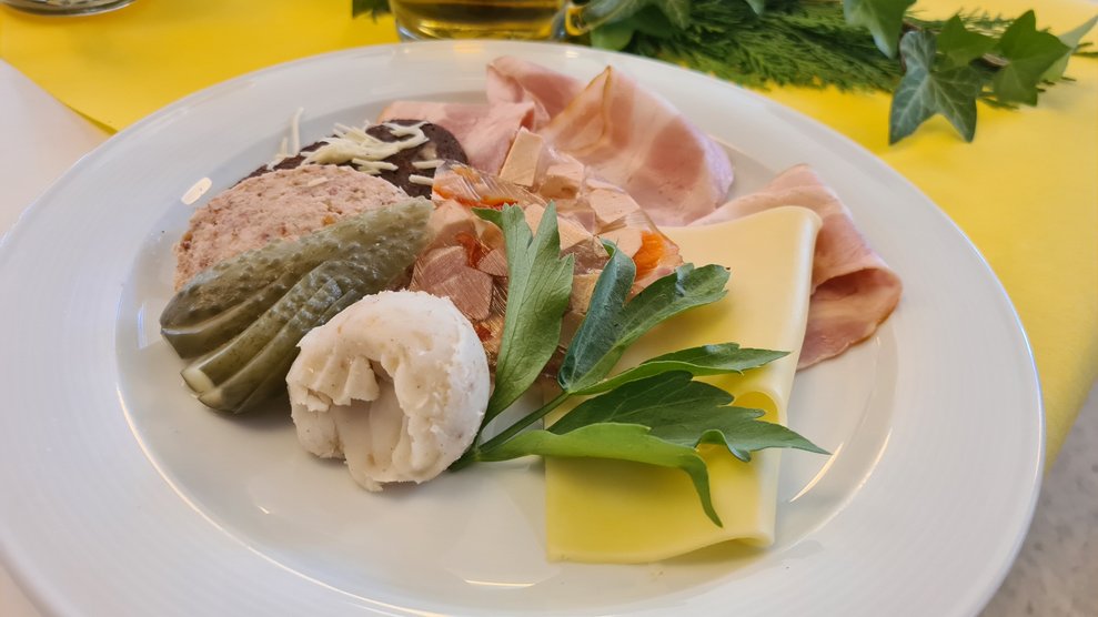 Ein Heurigenteller und ein kühles Bier dazu, was will Mann mehr.