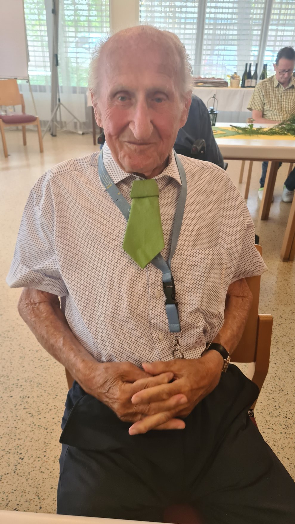 Herr N. mit der grünen Servietten-Krawatte.