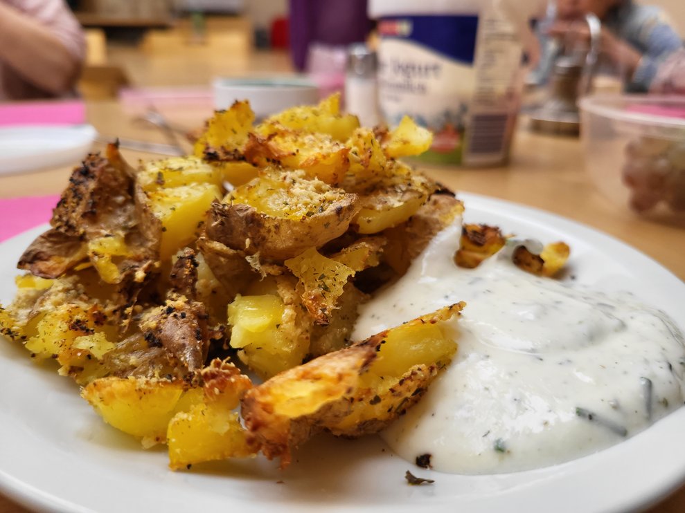 Es ist angerichtet! Quetschkartoffeln mit Schnittlauch-Knoblauch Soße.