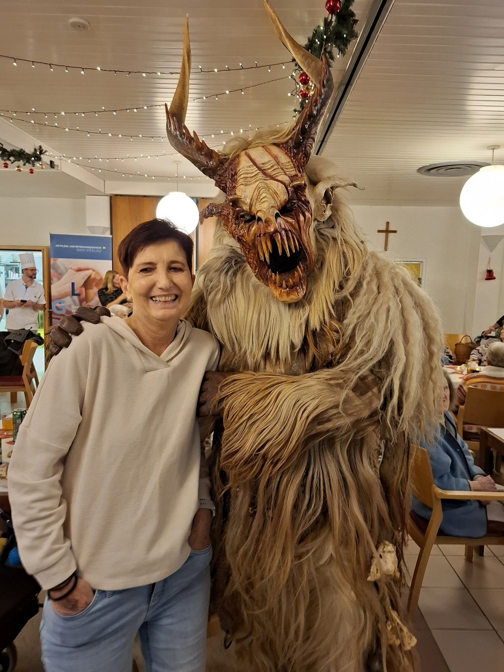 Unsere tapfere Petra, eine unserer fleißigen ehrenamtlichen Mitarbeiterinnen, traute sich ein Foto mit einem Percht zu machen. 