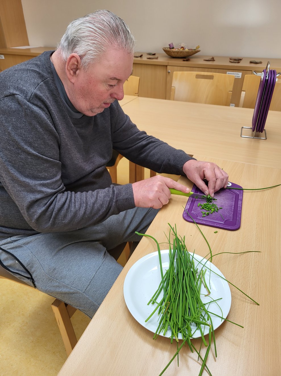 Für die Schnittlauch-Knoblauch Soße wird der Schnittlauch in kleine Röllchen geschnitten.
