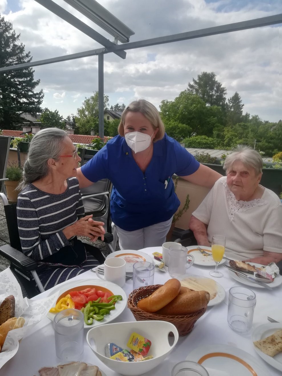 Der schön gedeckte Tisch lädt zum schlemmen ein.