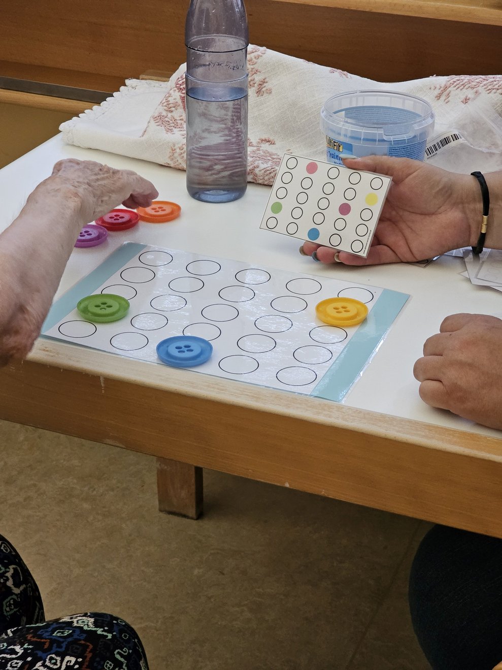 Frau U. legte das Farbmuster von der Spielkarte nach.