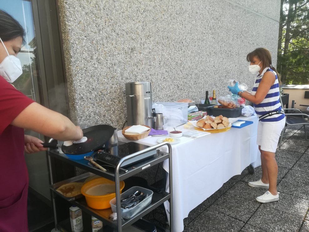 Das Frühstücksbuffet wird liebevoll hergerichtet.
