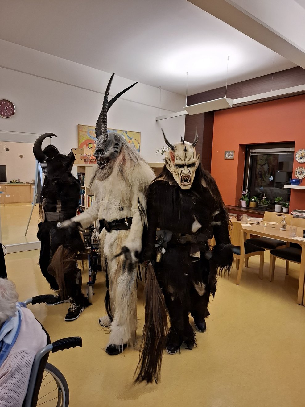 Die Bewohnerinnen und Bewohner schauten fasziniert zu und applaudierten den Perchten. 