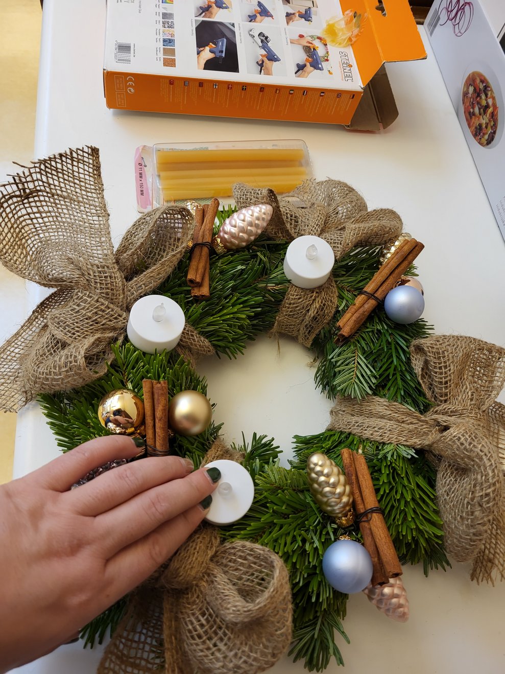 Der zweite Adventkranz ist naturbelassener geworden.